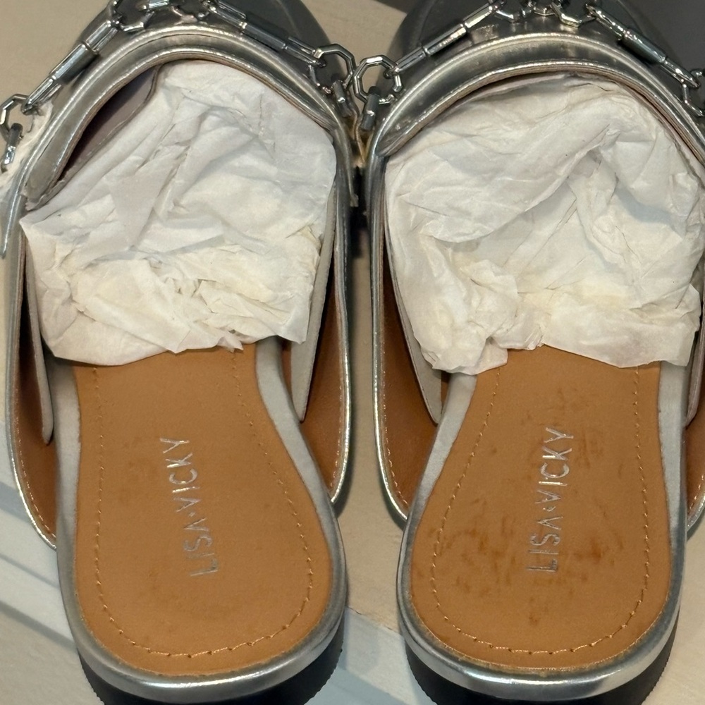 NEW- Lisa Vicky Women’s Size 5M EFFECT-V Silver Metallic Mules Slip On - Picture 7 of 10